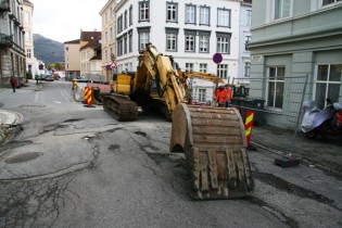 Grøften i Vestre Holbergsallmenning krysser snart Skottegaten.